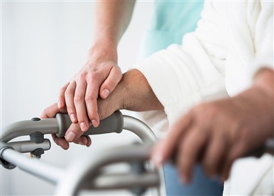 Hogyan támogassunk egy stroke-ot túlélőt: Útmutató a családnak és a barátoknak